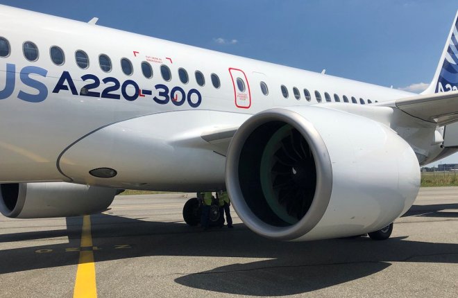 A220-300 в фирменной ливрее Airbus (прежнее название — CS300) 