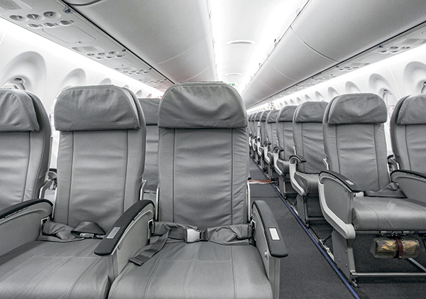 Салон CSeries более узкий по сравнению с узкофюзеляжными Aibus и Boeing, но конфигурация с пятью рядами позволяет разместить более широкие кресла, чем у многих конкурентов