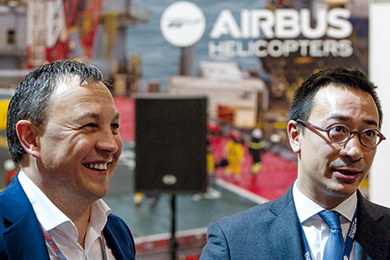 Глава Airbus Helicopters Vostok Эмерик Ломм (справа) считает, что компания должна доверить маркетинг легких вертолетов местным партнерам