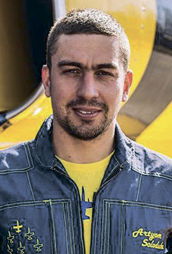 Артем СОЛОДУХА ведущий летчик и руководитель пилотажной группы Baltic Bees Jet Team