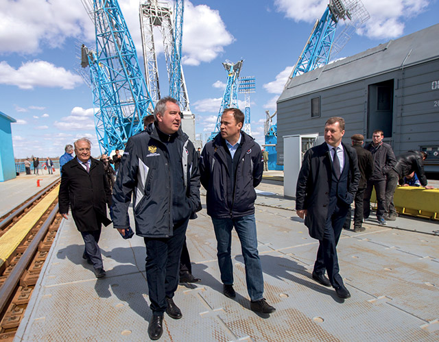Дмитрий Рогозин в окружении коллег