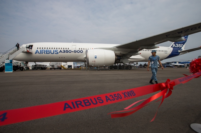 Самолет A350 впервые принимает участие в авиашоу. Подробности в видеоблоге.