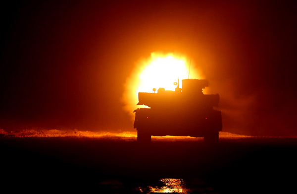 Динамическая программа на полигоне Алабино была впервые дополнена демонстрацией боевых возможностей техники в ночное время (Федор Борисов / Transport-photo.com)