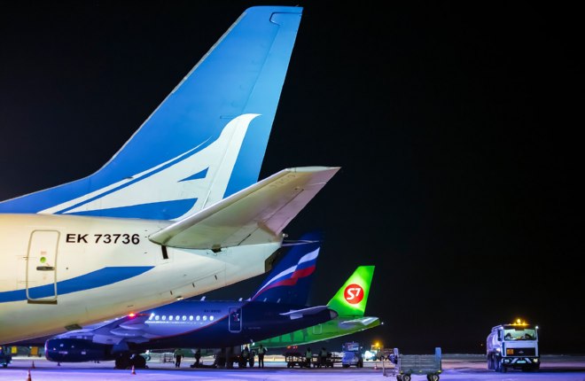 Самолет Boeing 737 авиакомпании Armenia в аэропорту Воронежа