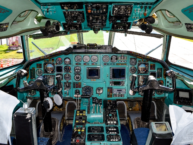 Кабина пилотов Ту-145М