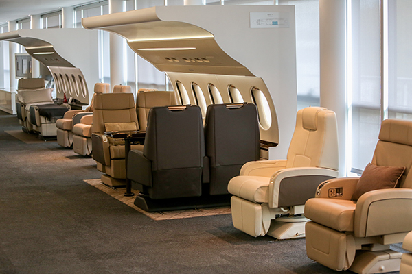 В центре Dassault Falcon Service покупателям показывают готовые решения для салона