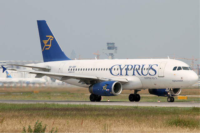 Самолет Airbus A319 в прежней ливрее авиакомпании Cyprus Airways