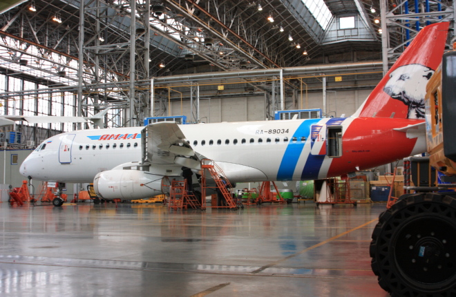 Самолет SSJ 100 авиакомпании "Ямал"