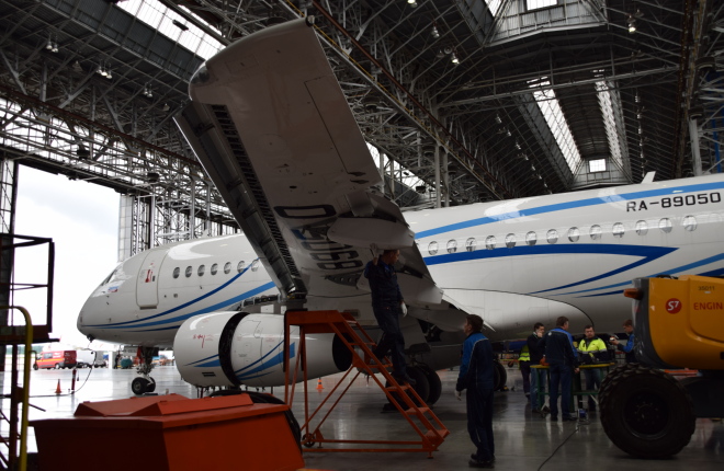 Самолет SSJ 100 авиакомпании "Газпром авиа"