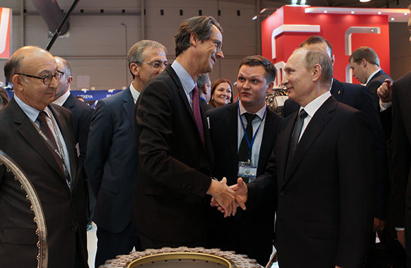 Президент РФ Владимир Путин и президент и гендиректор Safran Aircraft Engines Оливье Андриес на МАКС-2017