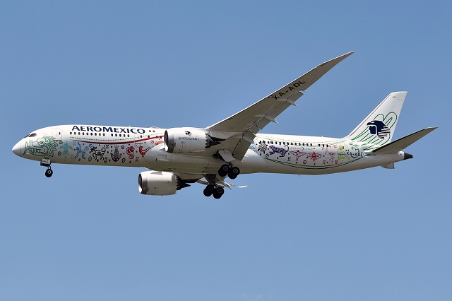 За самолетом Boeing 787-9 Dreamliner (регистрационный номер XA-ADL) в необычной ливрее Анна гонялась по миру два года и поймала в Нью-Йорке. ВС эксплуатирует мексиканская авиакомпания Aeromexico :: Анна Зверева Boeing 787-9 Dreamliner