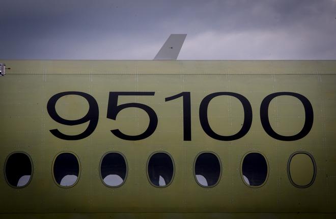 Самолет RRJ-95, более известный как SSJ 100, впервые собрал 100 заказов за неделю :: Леонид Фаерберг / Transport-Photo.com