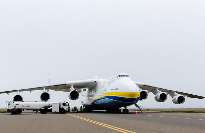 Самолет Ан-225 "Мрия" в аэропорту Баку