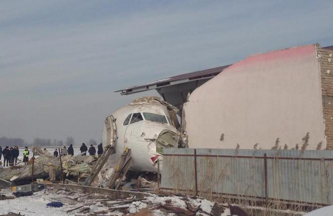 Разбившийся самолет Fokker 100 авиакомпании Bek Air