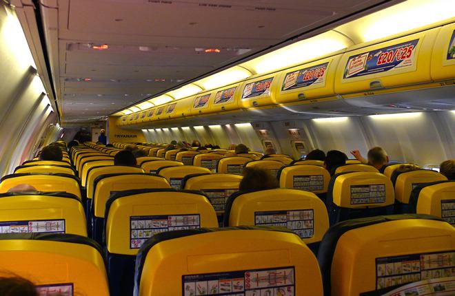 Пассажирский салон самолета Boeing 737-800 авиакомпании Ryanair