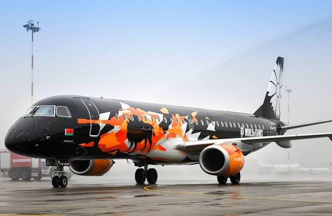 Самолет Embraer E195 в цветах компьютерной игры World of Tanks