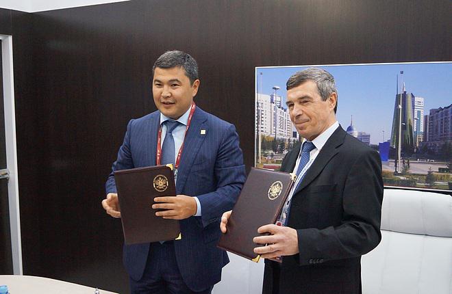 Соглашение подписали генеральный директор «Рособоронэкспорт» Анатолий Исайкин (справа) и председатель правления «Казахстан инжиниринг» Ерлан Идрисов.