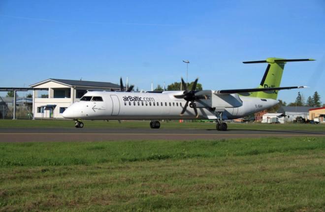 Самолет Q400 авиакомпании airBaltic