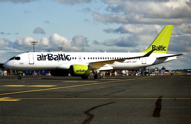 Самолет А220 airBaltic на рулежке