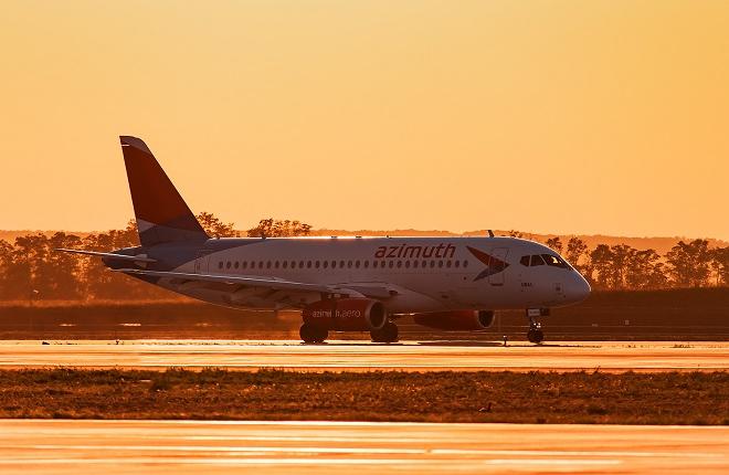 Самолет Superjet 100 авиакомпании "Азимут"