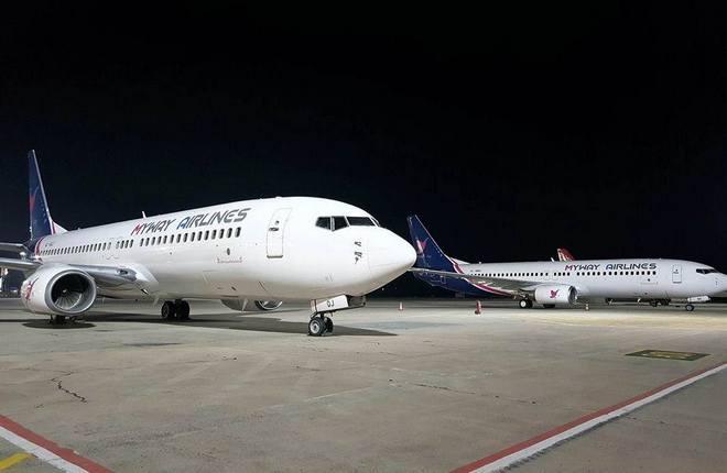 Самолеты Boeing 737-800 авиакомпании MyWay Airlines 