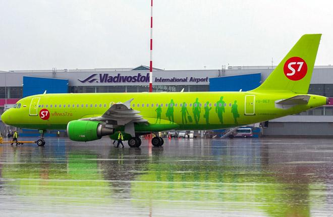 Самолет A320 перевозчика S7 Airlines в аэропорту Владивостока