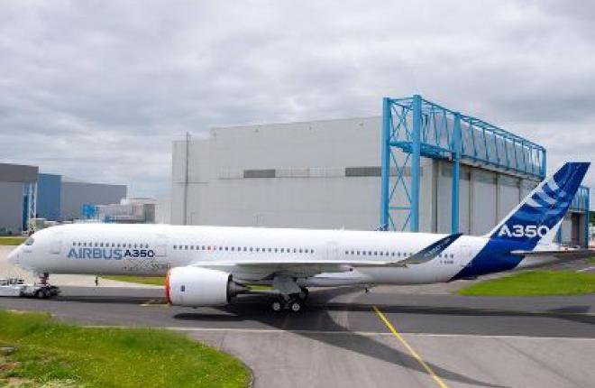 Первый летный прототип Airbus A350XWB окрашен в фирменные цвета авиастроителя