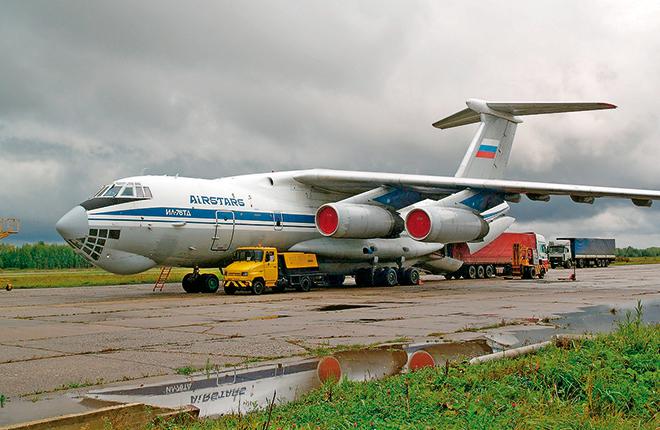 Самолет Ил-76ТД в ярославском аэропорту Туношна