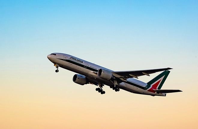 самолет авиакомпании Alitalia