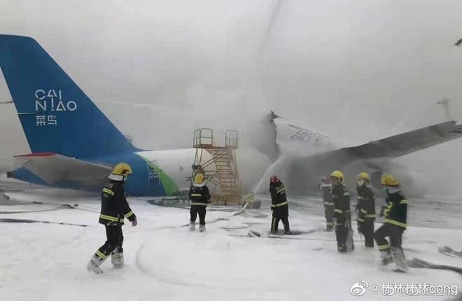 :: социальная сеть Weibo Российский грузовой самолет Ту-204 сгорел в китайском аэропорту