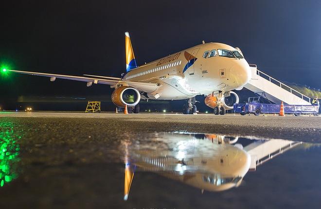 Региональный самолет SSJ 100LR авиакомпании "Азимут" 