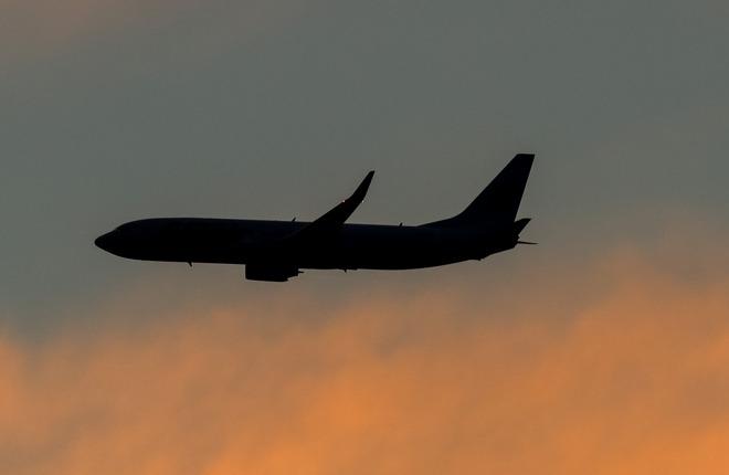 Силуэт самолета Boeing 737