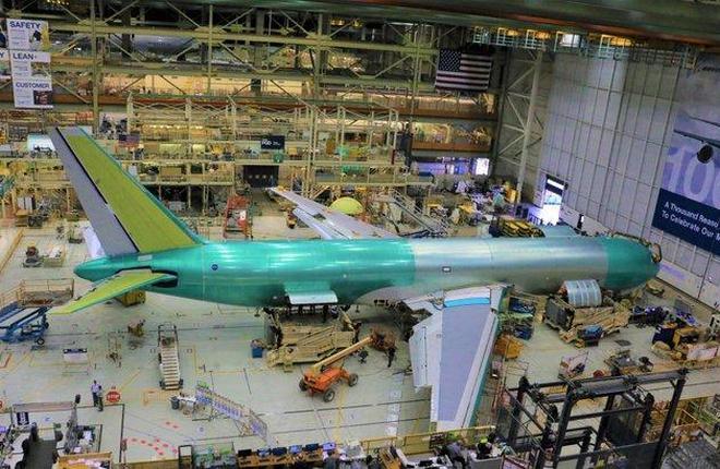 самолет Boeing 767F на сборочной линии