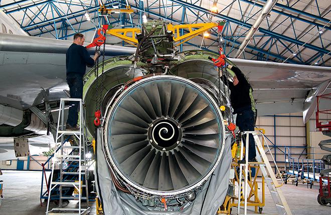 Специалисты Cardiff Aviation в процессе замены двигателя