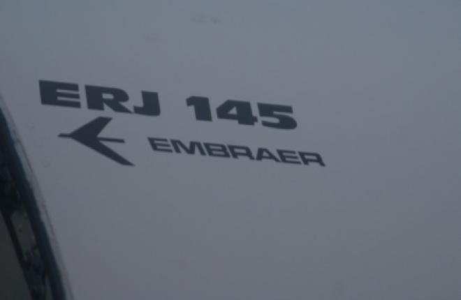 САмолет ERJ145LR авиакомпании "Комиавиатранс" :: Артём Кореняко, ATO.ru Третий самолет Embraer ERJ145LR авиакомпании "Комиавиатранс" вылетел в Россию