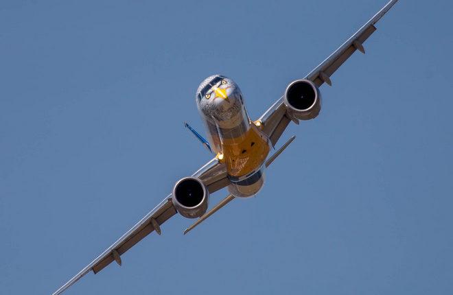 Самолет Embraer E195-E2