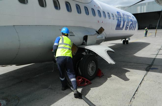 Наземное обслуживание самолета ATR 72-500 авиакомпании "ЮТэйр" в аэропорту Красноярска Емельяново