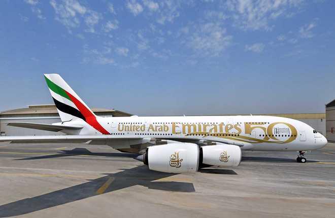 Авиакомпания Emirates отмечает 50-летие Объединенных Арабских Эмиратов (ОАЭ), нанося специальную ливрею на свои самые большие авиалайнеры -- Airbus A380 и Boeing 777-300ER
