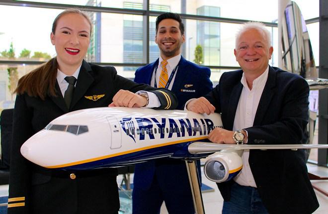 Сотрудники Ryanair с моделью самолета