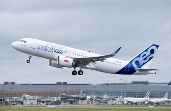Самолет Airbus A320neo c двигателями LEAP