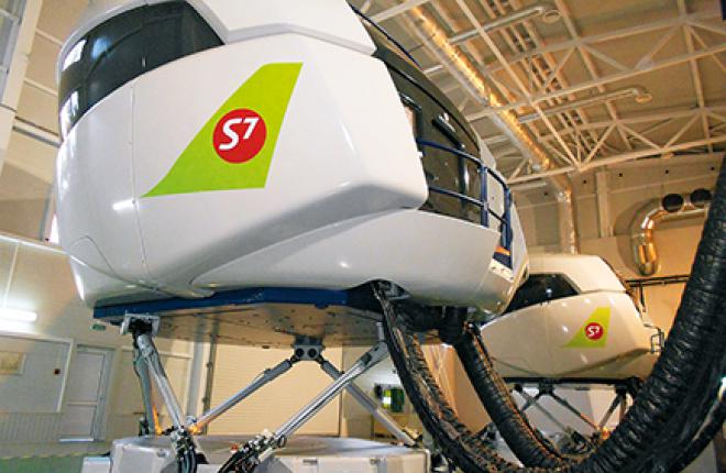 Тренажер самолета Boeing 737-800W в S7 Training (на заднем плане — тренажер Airbus A320-200, введенный в эксплуатацию в 2012 году)  