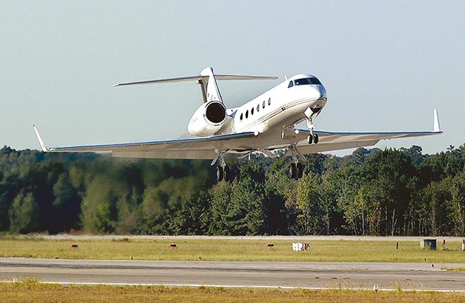 G450 — один из немногих самолетов большой для бизнес-джетов вместимости, рассчитанный на перевозку до восьми человек на расстояние 7960 км с крейсерской скоростью 0,8M G450 — один из немногих самолетов большой для бизнес-джетов вместимости, рассчитанный на перевозку до восьми человек на расстояние 7960 км с крейсерской скоростью 0,8M