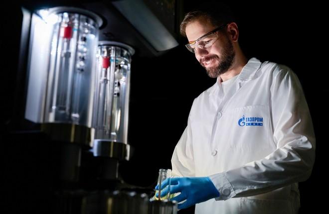 «Газпром нефть» начала программу лабораторных исследований и стендовых испытаний первого российского авиационного топлива с низким углеродным следом (SAF-топливо)