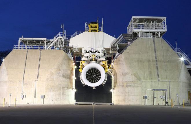 GE Aviation приступила к наземным испытаниям новейшего двигателя GE9X в полной сборке :: GE Американская двигателестроительная компания GE Aviation приступила к наземным испытаниям первого двигателя GE9X в полной сборке на полигоне в Огайо. Новые ТРДД GE9X (самые большие гражданские авиадвигатели в мире) предназначены для установки на широкофюзеляжный дальнемагистральный самолет Boeing 777X, глубоко модернизированную версию Boeing 777. Программа испытаний GE9X началась пять лет назад с тестов индивидуальных компонентов и вышла на уровень испытаний первого двигателя в полной сборке (FETT — full en