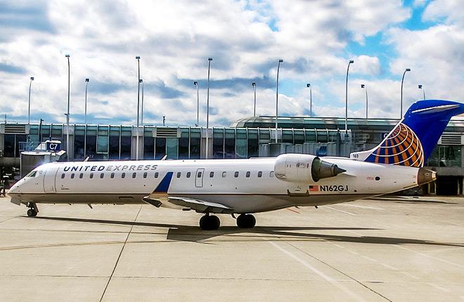 Самолет CRJ700 авиакомпании United