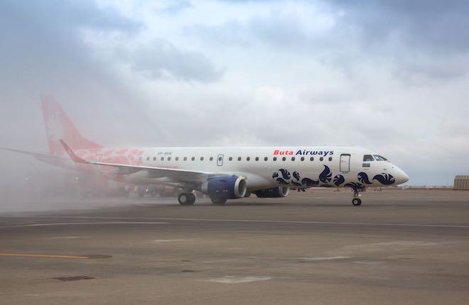 самолет E190 Buta Airways 