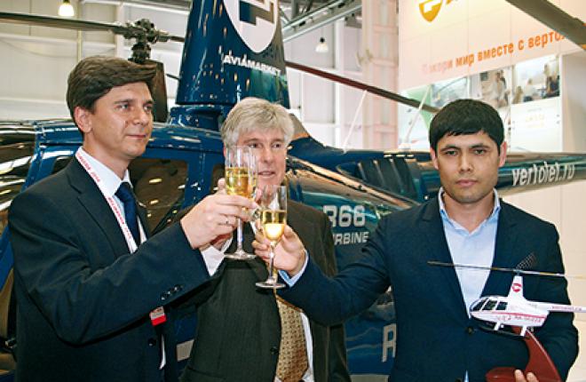 Curt Robinson (in center) in person handles the keys to the Russian owner of the 500-th serial R66 (right)