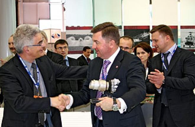 Президент Turbomeca Пьер Фабр (слева) передал Дмитрию Петрову макет Ardiden 3G