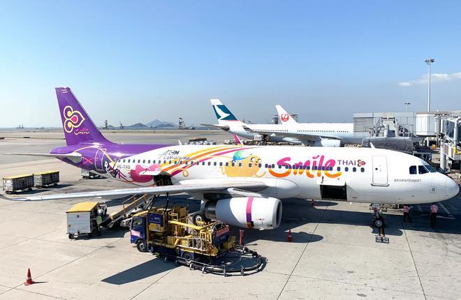 самолеты азиатских авиакомпаний в аэропорту Гонконга