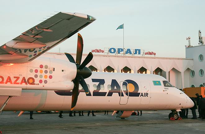 Самолет Bombardier Q400 авиакомпании Qazaq Air в аэропорту Уральска